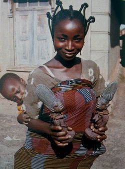 iseo58:A Yoruba woman carrying a pair of