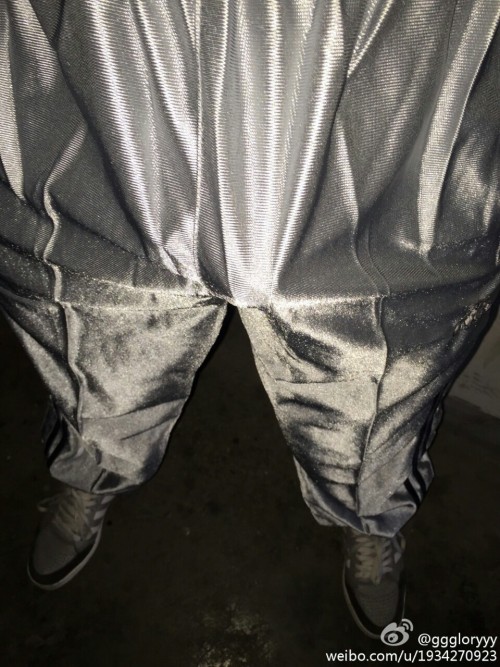 basketballpants:  肌肉直男最喜欢穿着篮球裤站在镜子前看着自己，因为他们很自恋，看着自己饱满的裤裆，会情不自禁地硬起来。现在他们已经硬了，存在卵蛋里的精子早已经蠢蠢欲动。 
