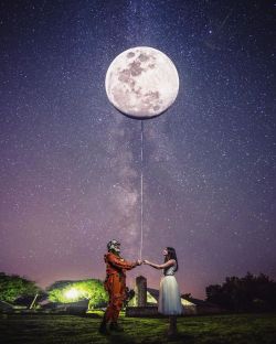 sixpenceee:  “Fiancé Said I Only Get One Engagement Picture In My Spacesuit And I  Said That’s All I Need!”      Via Everyday Astronaut                           							 