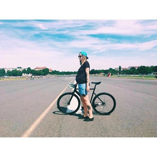 urbanbikelife: urbanbikelife: fixiegirls: Repost: @malknoxx could not resist. // #cycling #fixedgea