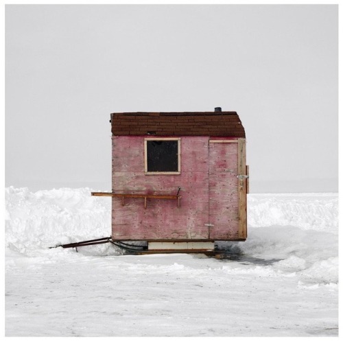 jeroenapers: Architectuur van de Canadese ijsvissershutjes in de fotoserie Ice Huts van Richard John