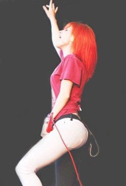 hippiepotami:  THAT ASS  Hayley teni el medio potoooo:(((