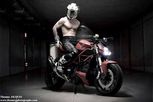 http://nudedriver.tumblr.com/post/100257401044