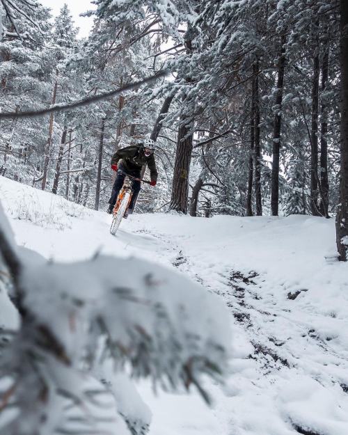 mtbswitzerland:Wir verstehen uns auch mit Frau Holle prächtig. Happy Weekend! ❄️❄️❄️ #mtbswitzerland