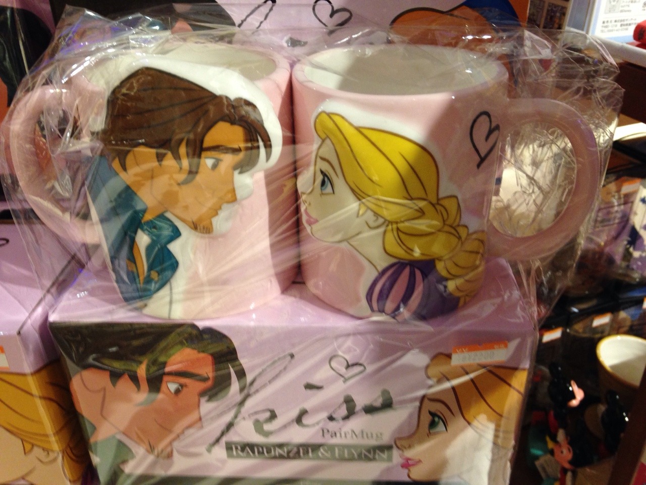 peachmilky:  disneyjapan:  Disney His and Her cups.  OHMYGOD 