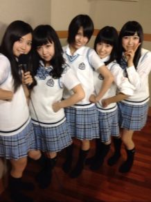 anshinanzen: Photoset:  OshiXGraduating members having fun (well, as far as possible.