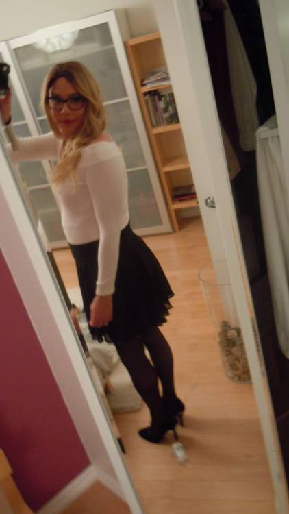 Housewife took selfies from her in nylons and high heels.