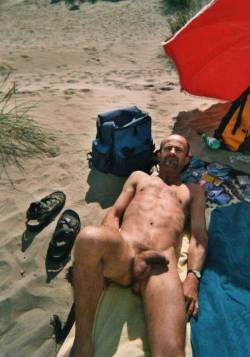 Horny-Dads:  Beachtime  Horny-Dads.tumblr.com   