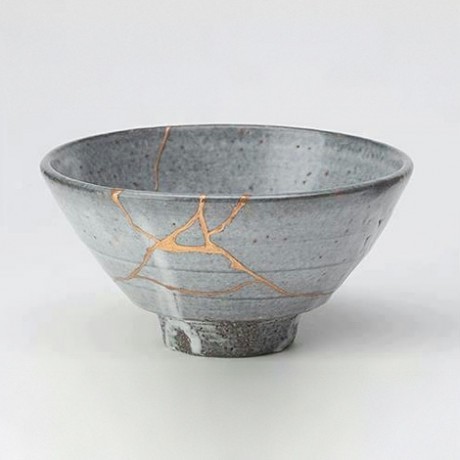 ladycrappo:“Kintsugi or kintsukuroi is a is the Japanese art of fixing broken pottery with lac