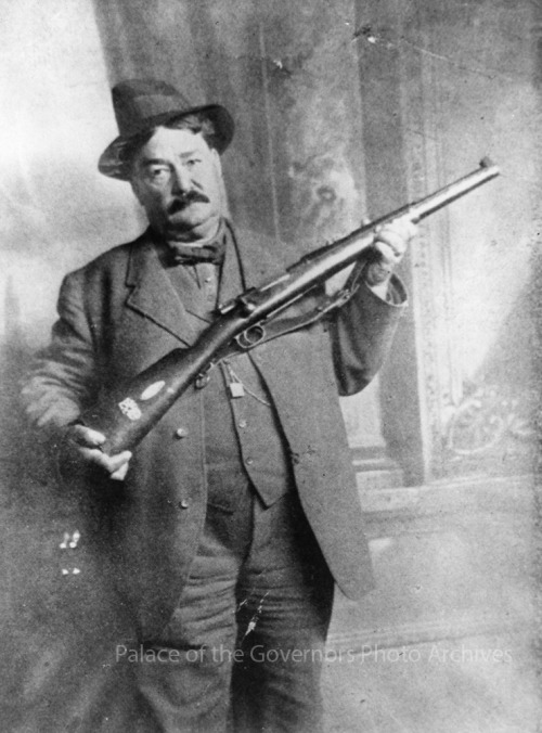 historicaltimes:pogphotoarchives:Elfego Baca carrying the gun he had allegedly stolen from Pancho Vi