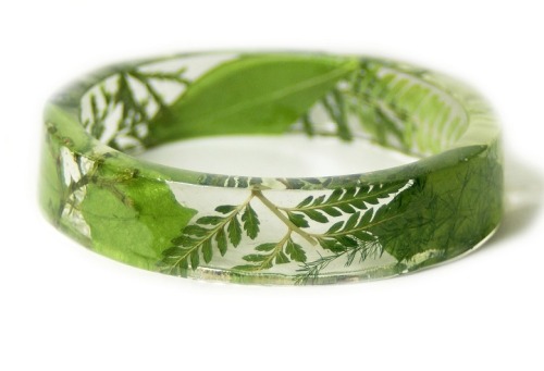 mymodernmet:  Handmade Botanical Jewelry Contains Fragments of Nature Encased in Resin 