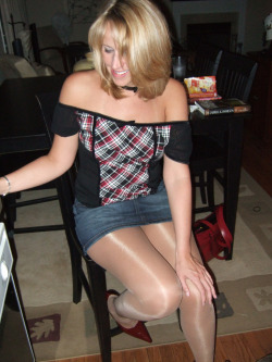 likemywife:  lovewomeninhose:  lovewomeninhose:  Sexy shimmery legs!  Nudged to the top for your viewing enjoyment…..  Wow she makes me so hard  Superbe