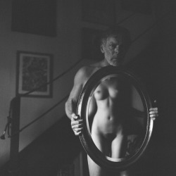 mybodythisbattlefield:  pericotera:  reflection in the mirror by BudhaBar  L’homme est-il une femme comme les autres ? 