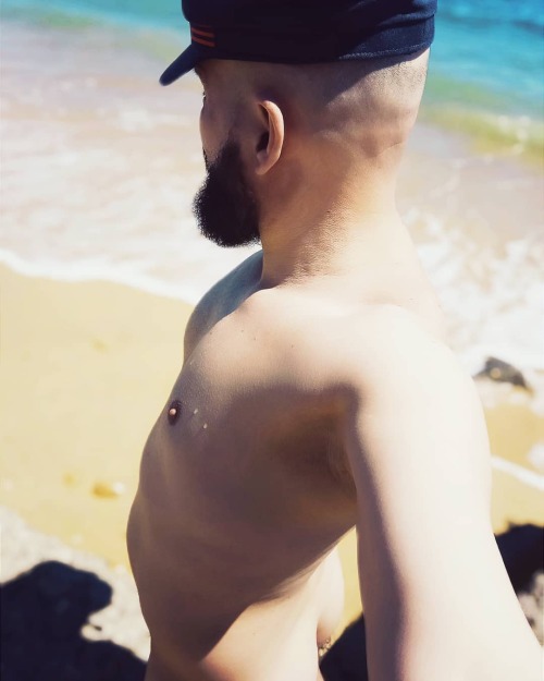 Beach bitch #beach #playa #august #nudemen #naturismo #culito #beardedlifestyle #bearded #beard #nat