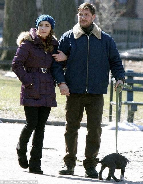 involuntaryorange: alphamaleswithpuppies: Tom Hardy, Noomi Rapace and Rocco the puppy on the set of 