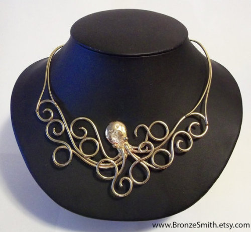 hiddenlacuna:  persian-slipper:  merpunkfashion:  Octopus Necklace in Bronze by BronzeSmith  I think I’ve found the perfect gift for hiddenlacuna Strangled by love <3 