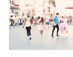 osnapitzaris:  ariana grande gets flash’d 
