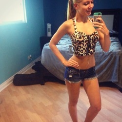 self-shot-nation:  find a hot date: http://bit.do/TD9d