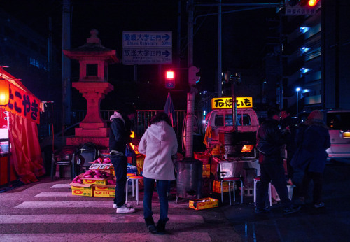 The move selling car of baked sweet potato and the street stall in front of Gokoku-jinjya Shrine,Mat