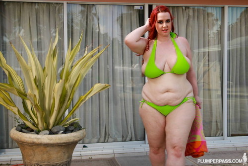 dumbolikesembig:  Fleshy Beach Bodies compilation. Is there anything better than a BBW in a bikini?