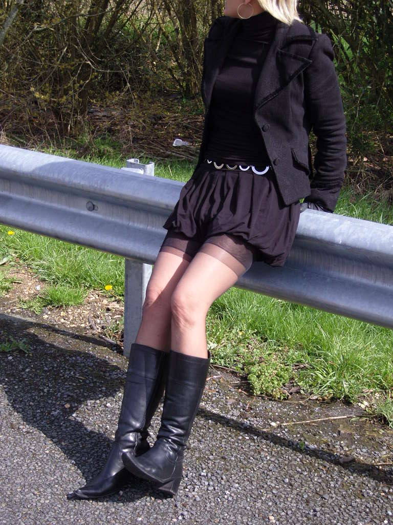 sleazylisa:  SLUTWIFE   Lisa……sleazylisa         Hitching a ride      