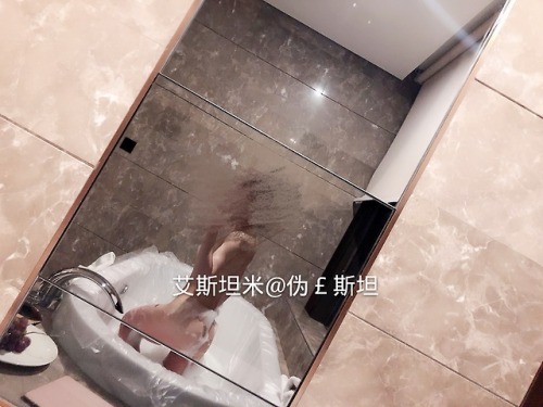 cz10160000: 筱凝一直没有上线 换了个工作 有白人的留学生和黑人同事 突然发觉了自己隐藏属性 好像和外国人交往一下品尝一下洋肉棒 体验下被塞满的幸福感 感觉对方对筱凝印象也很好 不知道有没有