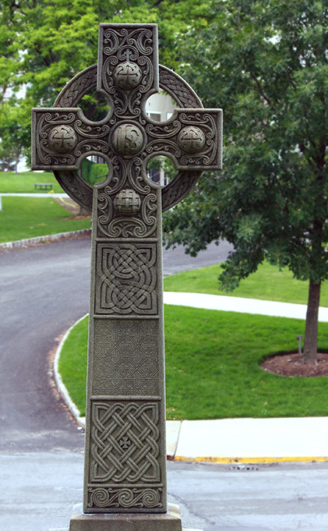 graveplaces: Beautiful celtic style cross in Green-Wood Cemetery, Brooklyn, NY