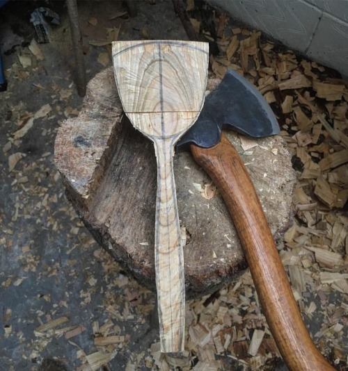 Another serving shovel in the works this morning, my last commission before Christmas. It’s cold tod