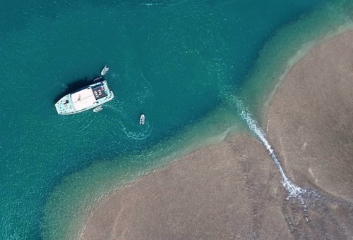 geologicaltravels:2018: Spectacular drone shots of Montgomery reef draining (contribution from Nicol