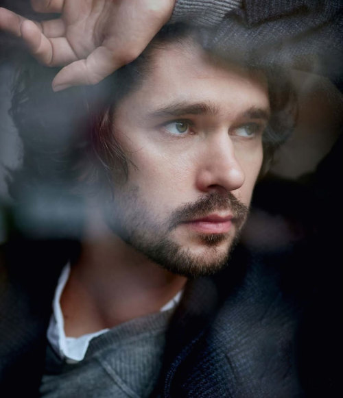 mynewplaidpants:For more of Ben Whishaw CLICK RIGHT HEREDo I want to a) become platonic be