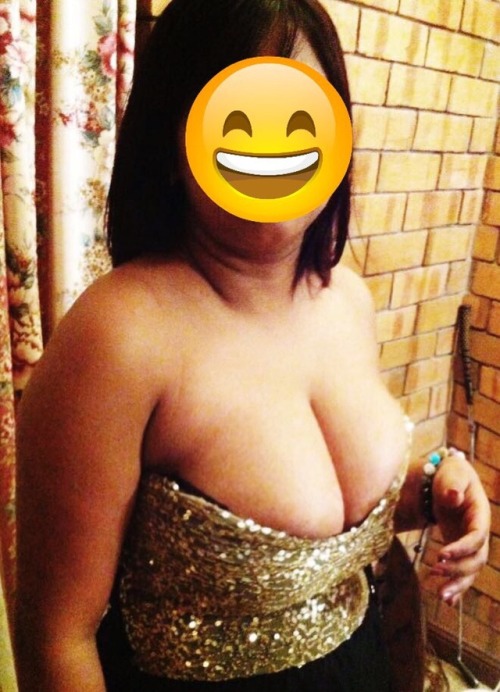 rachitsingh57: mumbaiswingers:  rachitsingh57: Rachit always buys me off shoulder dress; I don’t min