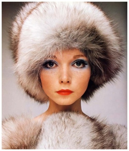 Lesley JonesOctober 1968 – UK Vogue© Barry Lategan