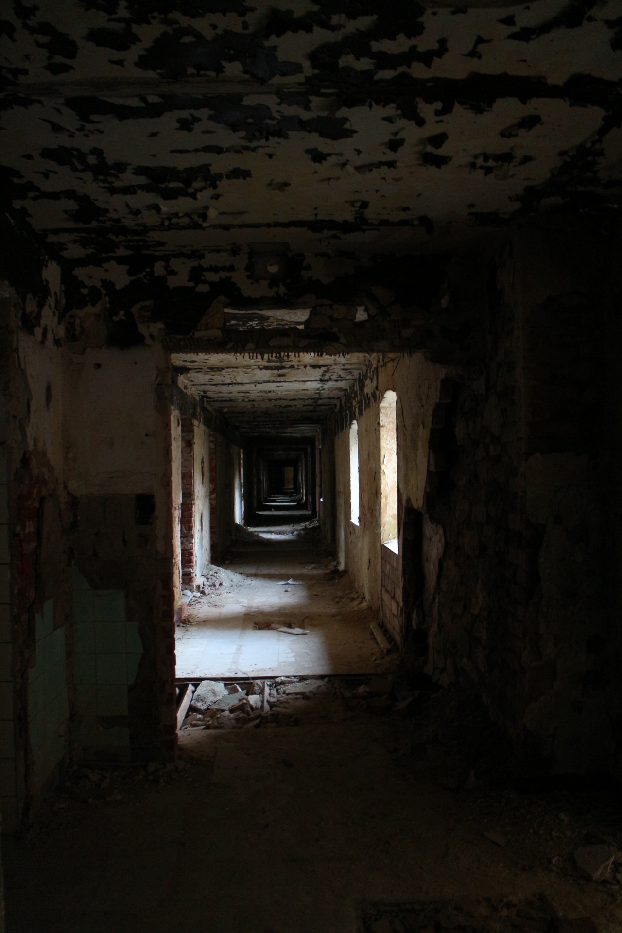 urban-tombraider:  The cracks are the reason light finds its way to the darkness.