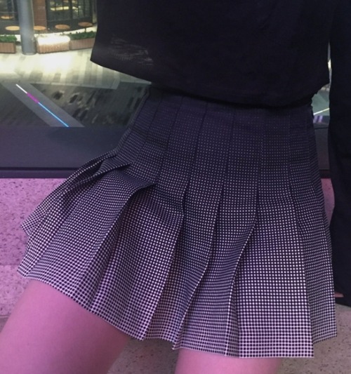 Love those cute skirts, the ones that can go with any outfit you pick. Well here’s one of them