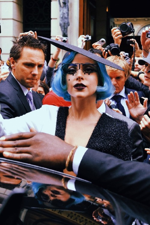 [PHOTO] — Lady Gaga leaves the Park Hyatt hotel in Paris, France | June 13, 2011,