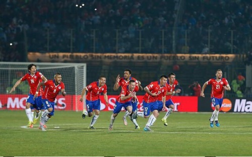 damonstilinskibelikov:  La sonrisa no me la borra nadie , la marraqueta estaba más rica que nunca #ChileCampeónCopaAmérica2015“Gracias mi Roja querida por darle esta felicidad a todos los Chilenos <3"