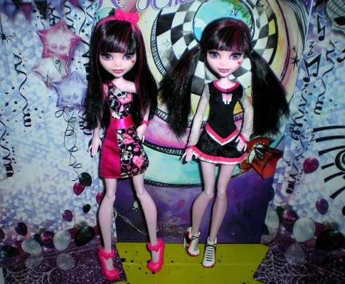 “Basic Core V2” Draculaura(s).Left, basic. Right, new outfit & hairstyle.