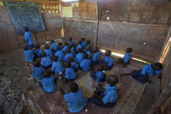 unrar:  Students teach each other until their teacher arrives, Bor, Sudan. George Steinmetz.   