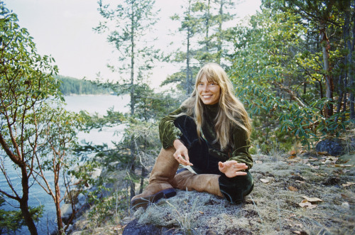 bobdylan-n-jonimitchell:  Joni Mitchell, Halfmoon Bay, British Columbia, September 1972 © Joel Bernstein.