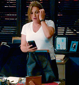 benson-pope:Olivia Benson gets sexier than usual wearing glasses and T-shirt ❤️