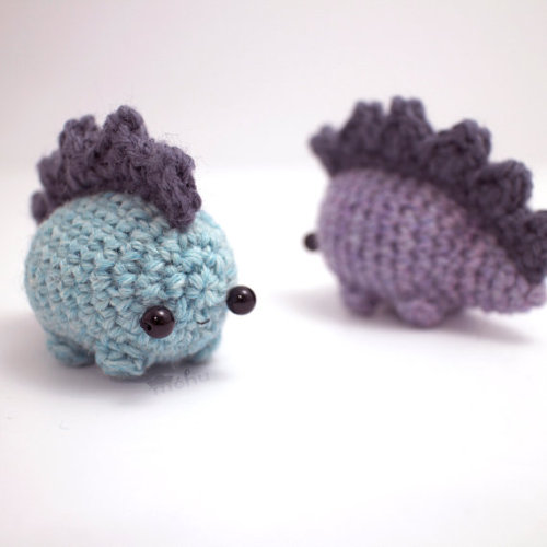 monochromenoir:Little crochet dinosaurs by mohustore on etsy. 