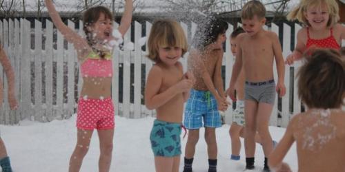 Norwegian kids enjoying the snow on their skinSource: www.supermamy.pl/wychowanie/kapiel
