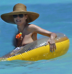 celebritynippleslips:  Heidi Klum‘s nipple falls out of her bikini on holiday in the Bahamas