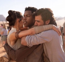 stellanoctua:  fuckyeahoscarisaac: “It feels impossible, but today wrapped photography on Episode IX. There is no adequate way to thank this truly magical crew and cast. I’m forever indebted to you all.” JJ Abrams  Cuties!!!!