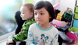 oh-mblaq-blog:    Leo and Enzo watching MBLAQ’s Run Performance ♥   
