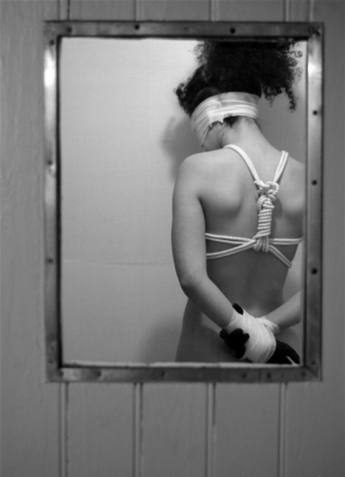 ballerinabondagefairies:  Bathroom improv.