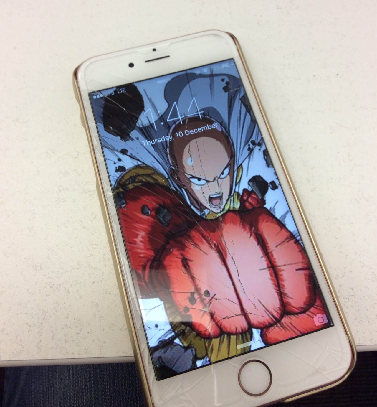 b8in4satan:  cuervonegro:  my phone broke so i took the opportunity  PRAYING MY SCREEN