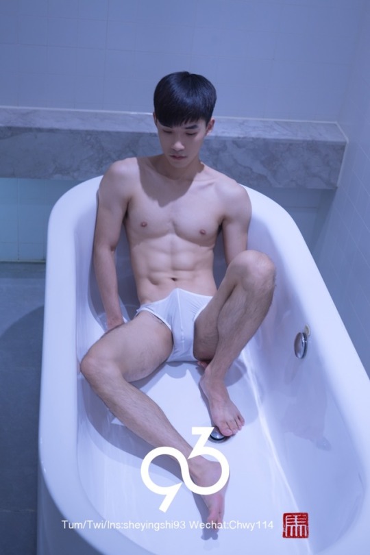 sheyingshi93:  不要凭借着蛛丝马迹只言片语就去评价别人的人生摄影：@摄影师93 摄于八月武汉巡拍十月北京西安成都重庆广州深圳厦门现在预定拍摄档期