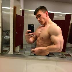 musclboy:“Mid-class muscle flex…”💪🏼