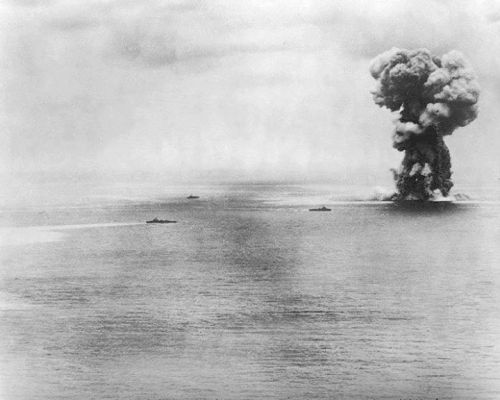 warhistoryonline:
“The Japanese battleship Yamato explodes after persistent attacks from U.S. aircraft during the Battle of Okinawa, 7 April 1945. https://wrhstol.com/2LdiACE
”
合掌